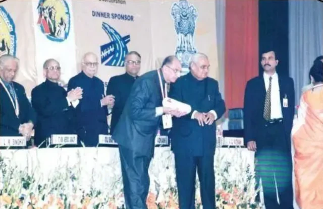 2003 ਵਿੱਚ ਤਤਕਾਲੀ ਪ੍ਰਧਾਨ ਮੰਤਰੀ ਅਟਲ ਬਿਹਾਰੀ ਵਾਜਪਾਈ ਤੋਂ ਪਰਵਾਸੀ ਭਾਰਤੀ ਪੁਰਸਕਾਰ ਪ੍ਰਾਪਤ ਕਰਦੇ ਹੋਏ ਕਨਕਸੀ ਖਿਮਜੀ