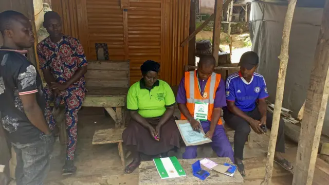 Awọn eeyan to wa ni agọ idibo