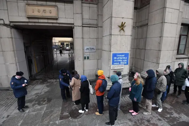 Очередь и досмотр перед входом на участок в Петербурге