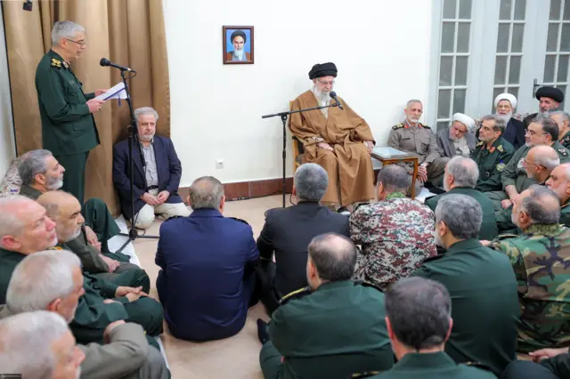 جمعی از فرماندهان نیروهای مسلح در فروردین‌ماه امسال به مناسبت سال جدید با علی خامنه‌ای