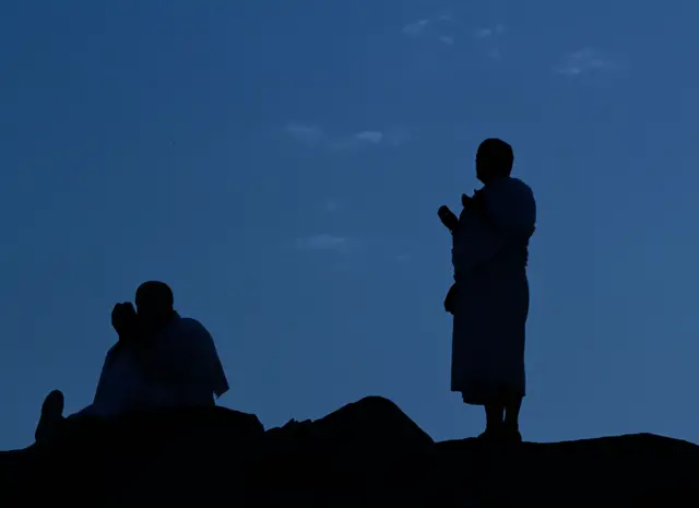 بدأ الحجاج المسلمون يتوافدون الى جبل عرفات منذ الساعات الأولى من النهار