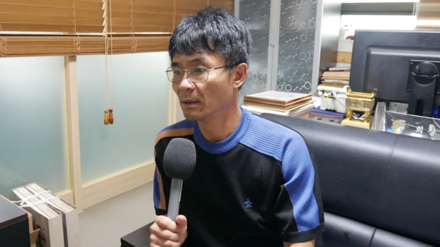 강진 씨가 서울 양천구의 한 빌딩에 위치한 숭의동지회 사무실에서 BBC와 인터뷰를 하고 있다 