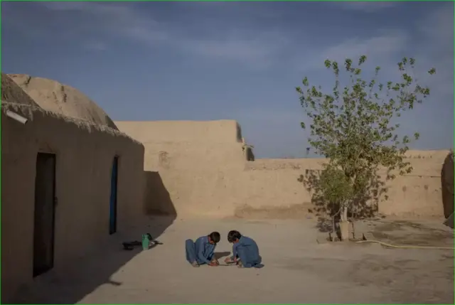 عمران و بلال در حال بازی در حویلی خانه‌شان