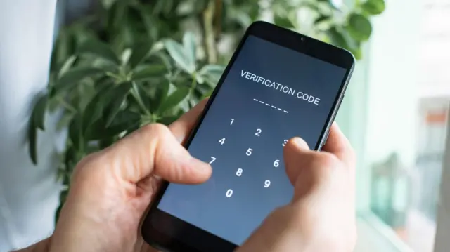 ''අර එවන මැසේජ් එකේ තියෙන අංක කිහිපයේ කෝඩ් එක කියන්නේ ඔයාගේ වට්ස්ඇප් ගිණුමේ වෙරිෆිකේෂන් කෝඩ් (Verification Code) එක. ඔයා ඒක ලබාදුන්නම ඒ වෙලාවෙම ඔයාගේ වට්ස්ඇප් ගිණුම සයිබර් අපරාධකරුවන්ගේ ග්‍රහණයට යනවා. මේ වගේ වැඩ වලට එයාලා විවිධ උපක්‍රම භාවිත කරනවා.'' 