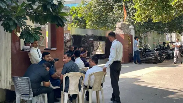 ஊடகங்கள் வளாகத்துக்குள் அனுமதிக்கப்படவில்லை. சில பத்திரிகையாளர்கள் வீடியோ எடுக்க முயன்றபோது, அவர்கள் வாயிலிலேயே தடுக்கப்பட்டனர்.