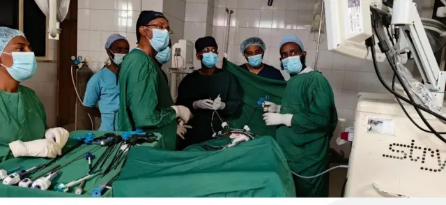 የህክምና ባለሙያዎች በቀዶ ጥገና ላይ