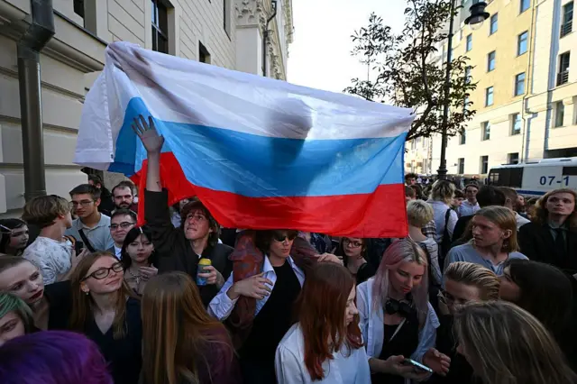 Сторонники «Яблока» с российским флагом перед зданием Верховного суда во время рассмотрения иска о снятии партии с выборов в Госдуму