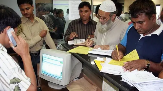 ঢাকার একটা ব্রোকার হাউজে ব্যস্ততা (ফাইল ফটো)