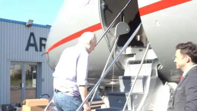 Julian Assange dey enter private jet