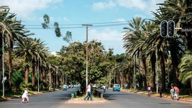 Bakkeewwan rakkoon nageenyaa itti qunname keessaa tokko magaalaa guddoo naannichaa Baahirdaaridha