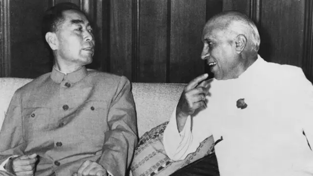 চৌ এনলাই (বামে) ও জওহরলাল নেহরু