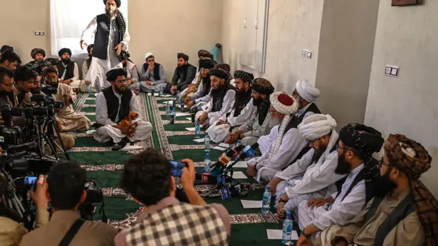 د طالبانو د ریس الوزرا مرستیال عبدالسلام حنفي له ایرانه له شړل شویو خلکو سره د خبرو لپاره د اسلام کلا پولې ته سفر کړی و.