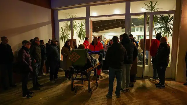 تعدادی از مجروحان به مرکز ورزشی شهر آداموز منتقل شدند