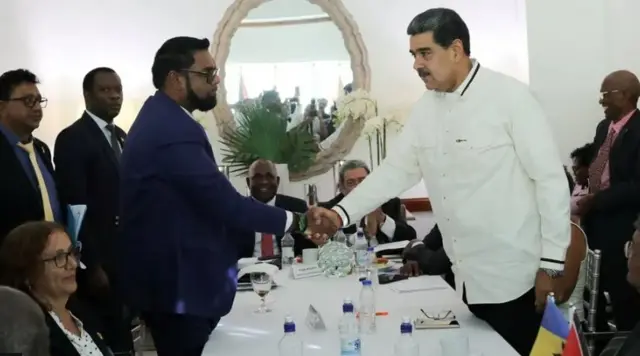गुयाना के राष्ट्रपति इरफान अली (बाएं) से मिलते वेनेजुएला के राष्ट्रपति निकोलस मादुरो