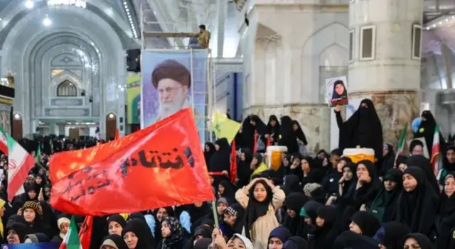 پرچم انتقام در مراسم سی و هفتمین سالگرد درگذشت روح‌الله خمینی