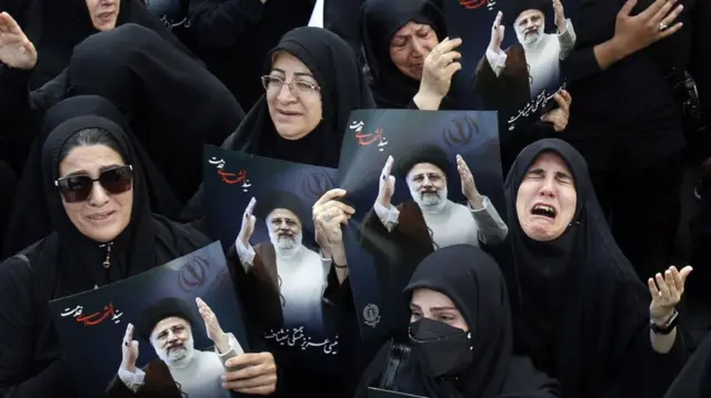 首都テヘランでの追悼式典に参加するイラン国民