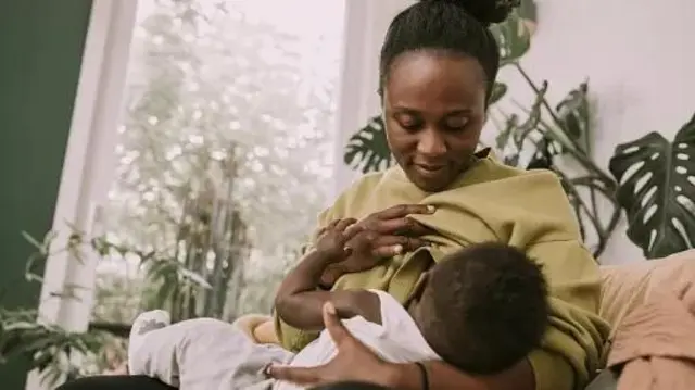 mama dey breastfeed baby