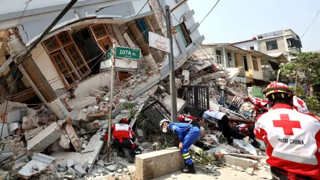 Socorristas em prédio em ruínas