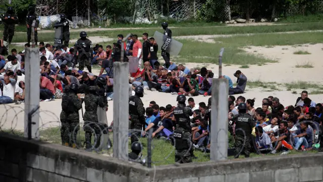 Policía militar na prisão