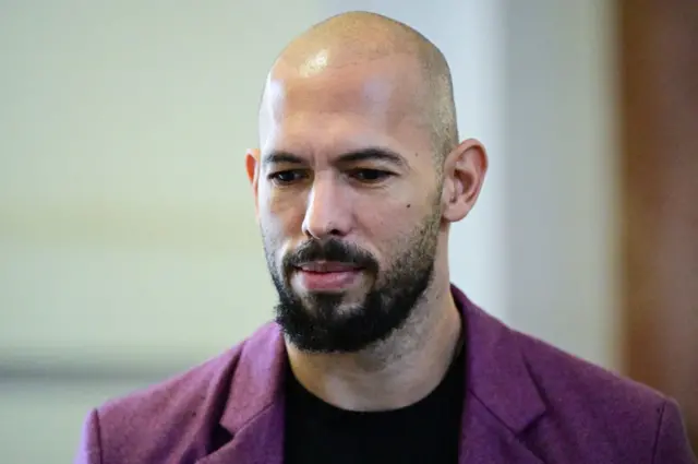 Andrew Tate é fotografado no Tribunal de Apelação de Bucareste, na Romênia, em 10 de dezembro de 2024