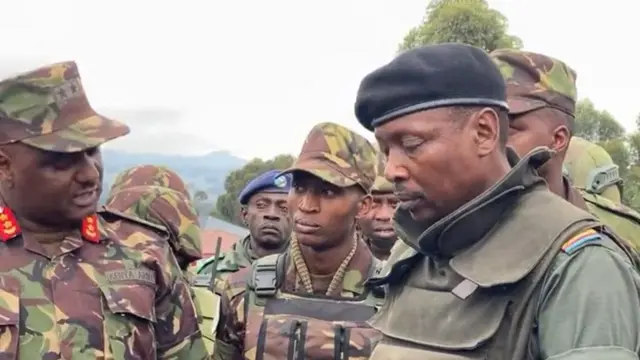 Iburyo; Gen Jeff Nyagah ukuriye ibikorwa by'ingabo za EAC ziri muri Congo na Maj Willy Ngoma umuvugizi wa gisirikare wa M23 mu gikorwa cyo guha izo ngabo agace ka Kibumba mu kwezi gushize