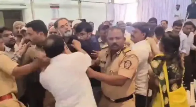 अकोलामध्ये आयोजित योगेंद्र यादव यांच्या कार्यक्रमात गोंधळ घालून तो कार्यक्रम बंद पाडण्यात आला.