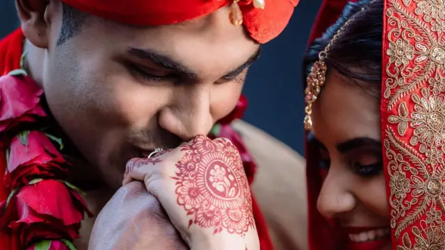 Snimak srećnog mladog para na dan njihovog venčanja