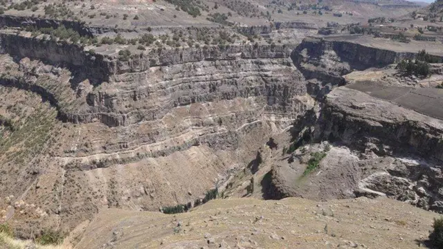 ገደላማ አካባቢ