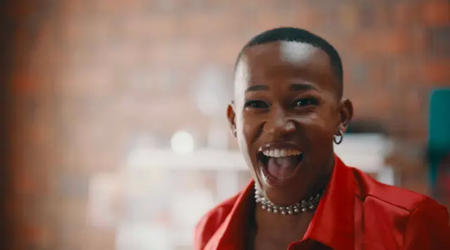 Katlego Moloke dans le rôle d'Alex, un étudiant non binaire.