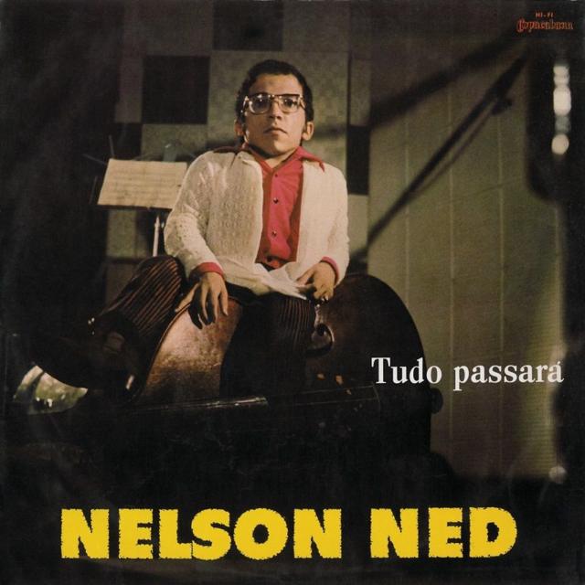 Capa de disco mostra Nelson Ned posando para foto em sala