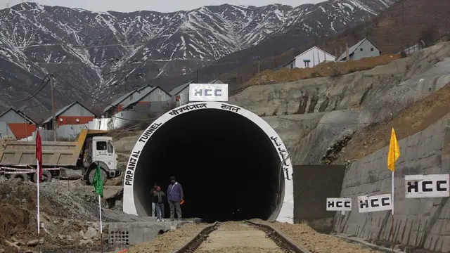 पीर पंजालच बोगदाही देशातल्या सर्वात मोठ्या बोगद्यांपैकी एक आहे. 