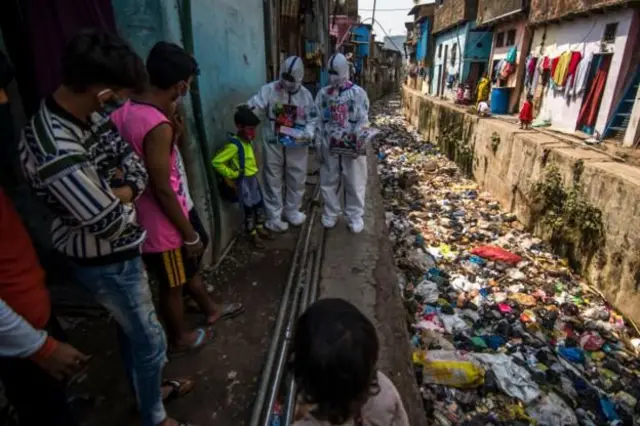 धारावीतले लोक किती धोका पत्करून राहत आहेत याची दाहकता कोरोना आरोग्य संकट काळात स्पष्ट दिसली. 