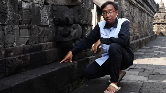 Hari Setyawan menunjukkan noda permen karet yang sulit dihilangkan.