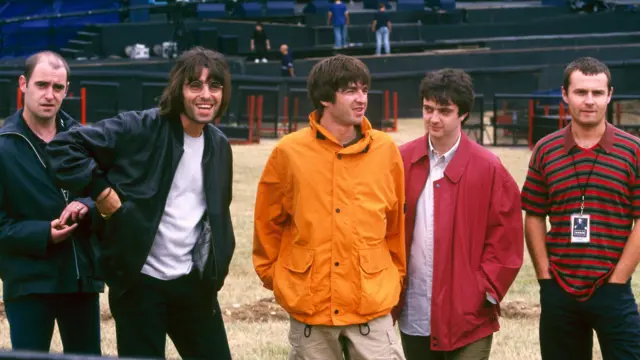 L-R Paul 'Bonehead' Arthurs, Liam Gallagher, Noel Gallagher, Paul 'Guigsy' McGuigan e Alan White