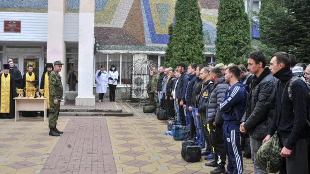 A﻿skerlere bir ordu mensubu tarafından talimatlar veriliyor
