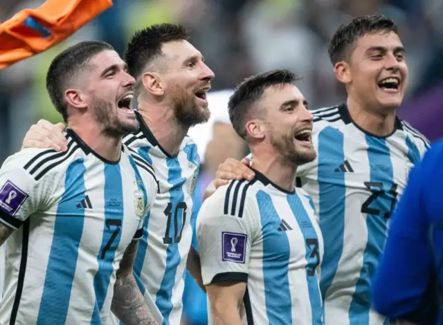 মেসি নিজে বলছেন তিনি খেলাটা উপভোগ করছেন, তার খুব ভালো লাগছে।