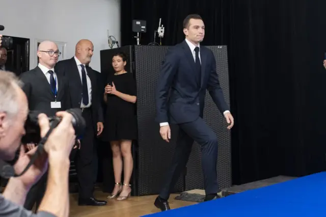 Jordan Bardella, président du Rassemblement national, arrive pour prendre la parole après le vote lors du premier tour des élections législatives à Paris, France, le dimanche 30 juin 2024.