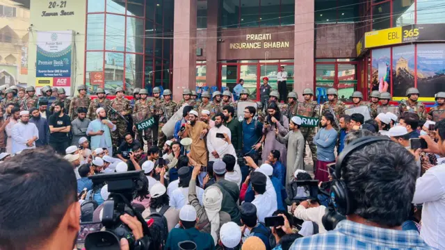 গণমাধ্যম কার্যালয়ের সামনে এমন অবস্থানকে ঘিরে উদ্বেগ দেখা দিয়েছে