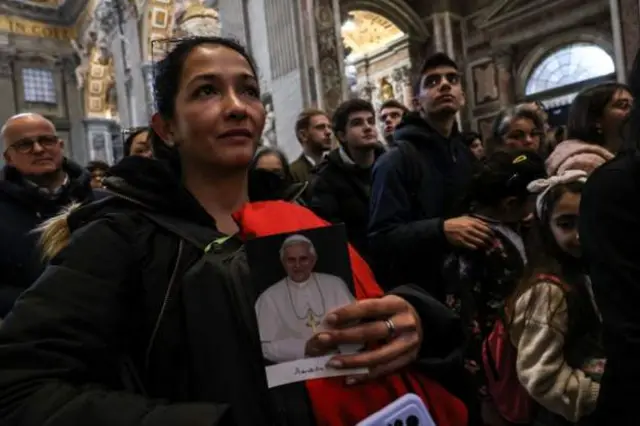 Diẹ lara awọn to kopa nibi isin idagbere naa