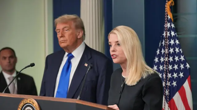 Дональд Трамп и Пэм Бонди на брифинге в Белом доме