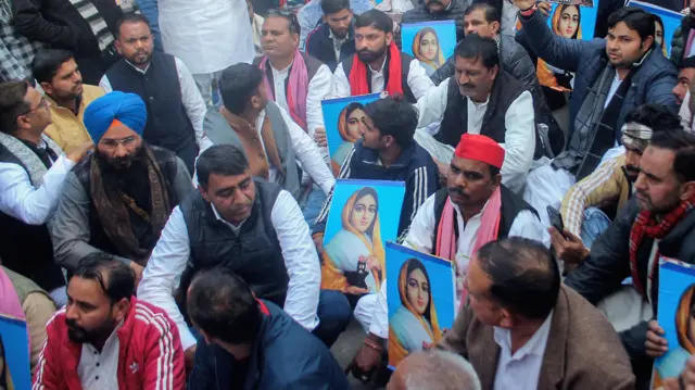 वाराणसीत अहिल्याबाई होळकर यांच्या पुतळा तोडफोडीवरून वाद