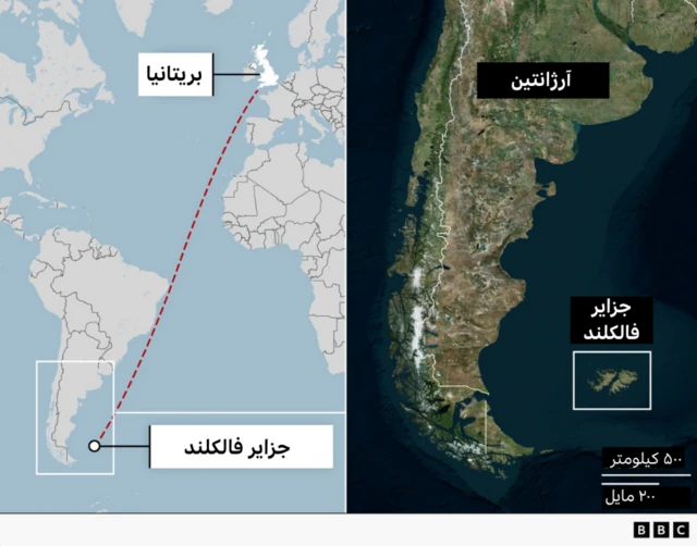 نقشه‌ای دوقسمتی که موقعیت جزایر فالکلند را نشان می‌دهد. در سمت چپ، یک نقشه ساده‌شده از جهان، بریتانیا و جزایر فالکلند را نمایش می‌دهد که با یک نقطه‌چین قرمز بر فراز اقیانوس اطلس به یکدیگر متصل شده‌اند. در سمت راست، یک نقشه ماهواره‌ای از جنوب آمریکای جنوبی، آرژانتین را مشخص کرده و جزایر فالکلند را در شرق آن نشان می‌دهد.