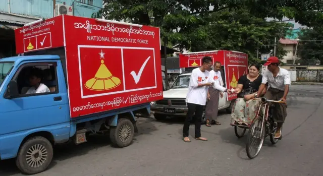 ၂၀၁၀ ရွေးကောက်ပွဲကာလတုန်းက NDF က မဲဆွယ်စည်းရုံးနေတဲ့မြင်ကွင်း 