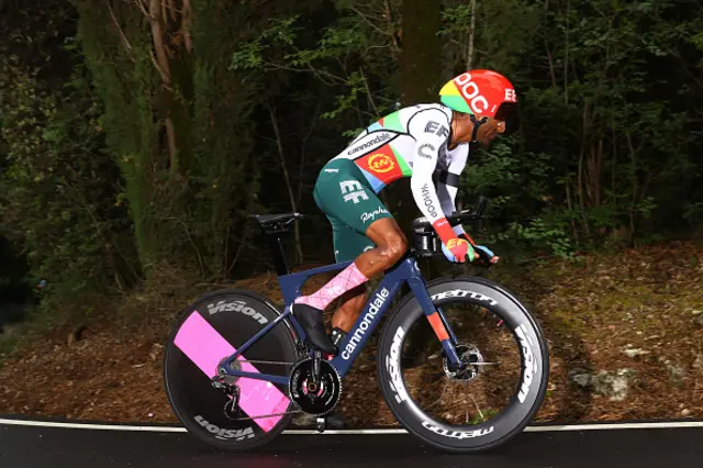 ኣብ ዓመተ 2021 ናይ ግዜ ዕዉት ዝኾነ መርሃዊ ቅዱስ ብባንዴራ ኤርትራ ዝወቀበ ማልያ ገይሩ ውድድር እናኣካየደ