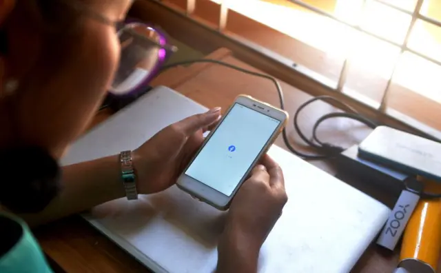 မြန်မာနိုင်ငံသားတစ်ဦး လူမှုကွန်ရက်စာမျက်နှာ ဖေ့စ်ဘုတ် ဖွင့်နေတဲ့မြင်ကွင်း (ပုံဟောင်း)