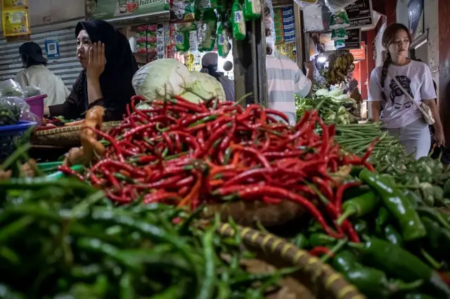 Pedagang cabai rawit menunggu pembeli di Pasar Atas Baru, Kota Cimahi, Jawa Barat, Jumat (3/1/2025).