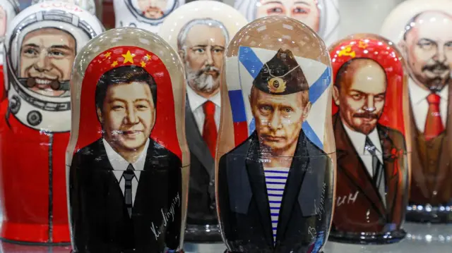 Bonecas russas matrioshkas com retratos do presidente da China, Xi Jinping, e do presidente da Rússia, Vladimir Putin, à venda em uma loja de souvenirs