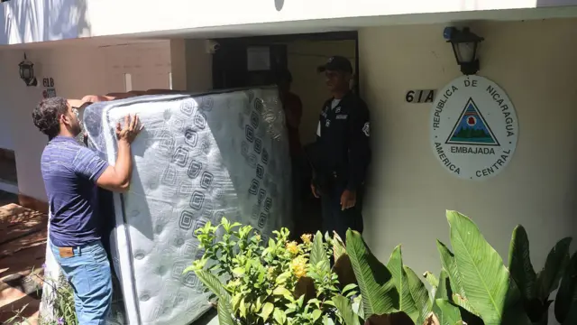 Un hombre mete un colchón a la embajada de Nicaragua en Panamá