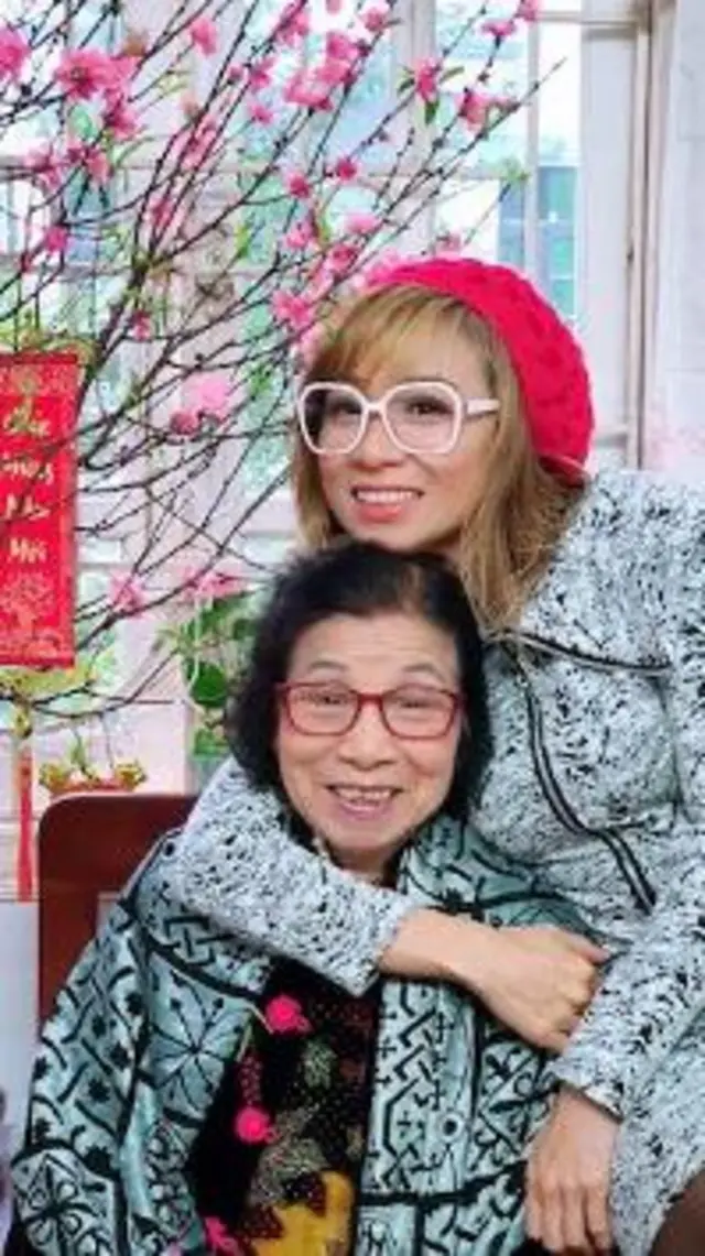 Nguyen Phuong Mai memeluk ibunya