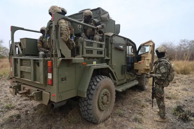 Des soldats ghanéens participent à une séance d'entraînement à la lutte contre le terrorisme lors de la formation militaire Flintlock 2023 organisée par l'Académie internationale de lutte contre le terrorisme avec les forces spéciales des États-Unis à Daboya, dans la région de Savannah au Ghana, le 11 mars 2023.